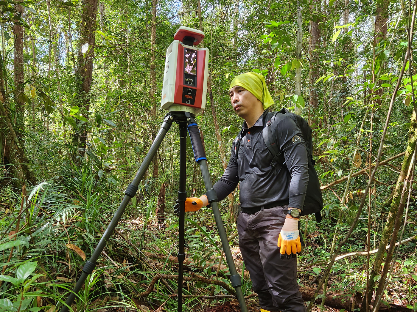 RIEGL VZ-600i scanning in Asian rainforests: The lower weight and fast scan time made it easier to carry out the demo in this rough terrain (pictures by courtesy of GPS Lands Singapore).